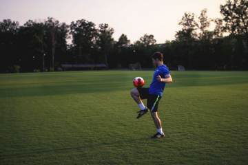 FIFA主席因凡蒂诺飞行近10万公里，足以绕赤道两圈，排放超700吨二氧化碳（配图示意）